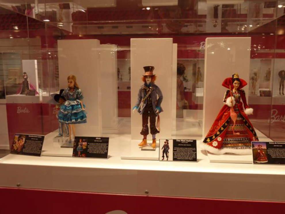 Personajes de 'Alicia en el País de las Maravillas' recreados por la icónica muñeca Barbie.