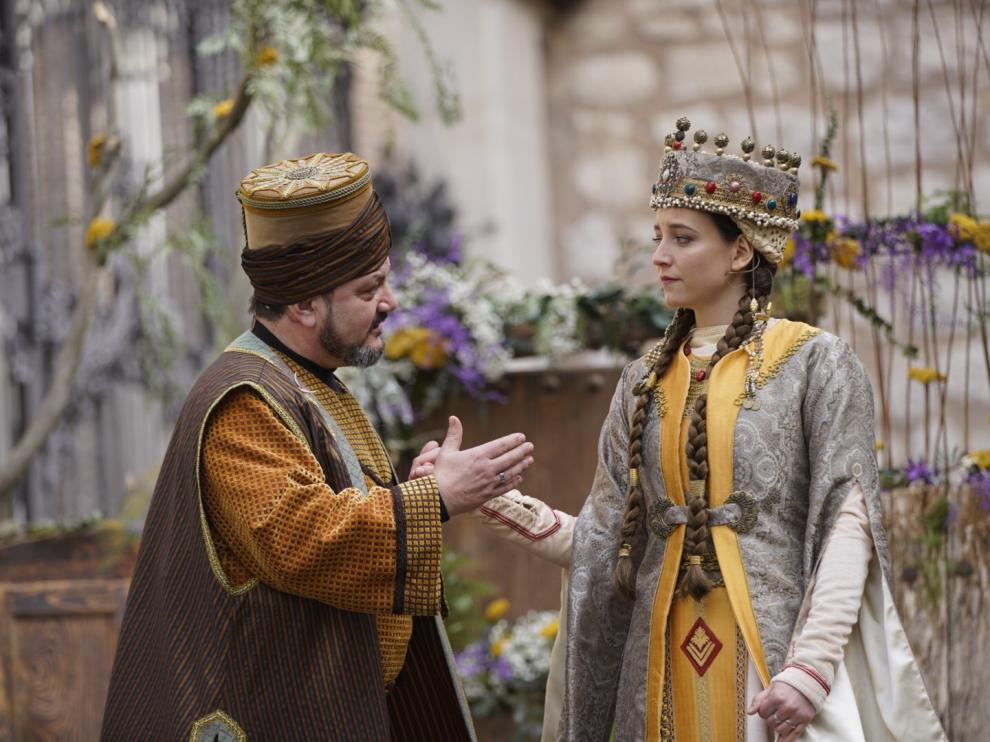 Pedro de Azagra e Isabel de Segura contraen matrimonio en el atrio de la Catedral.