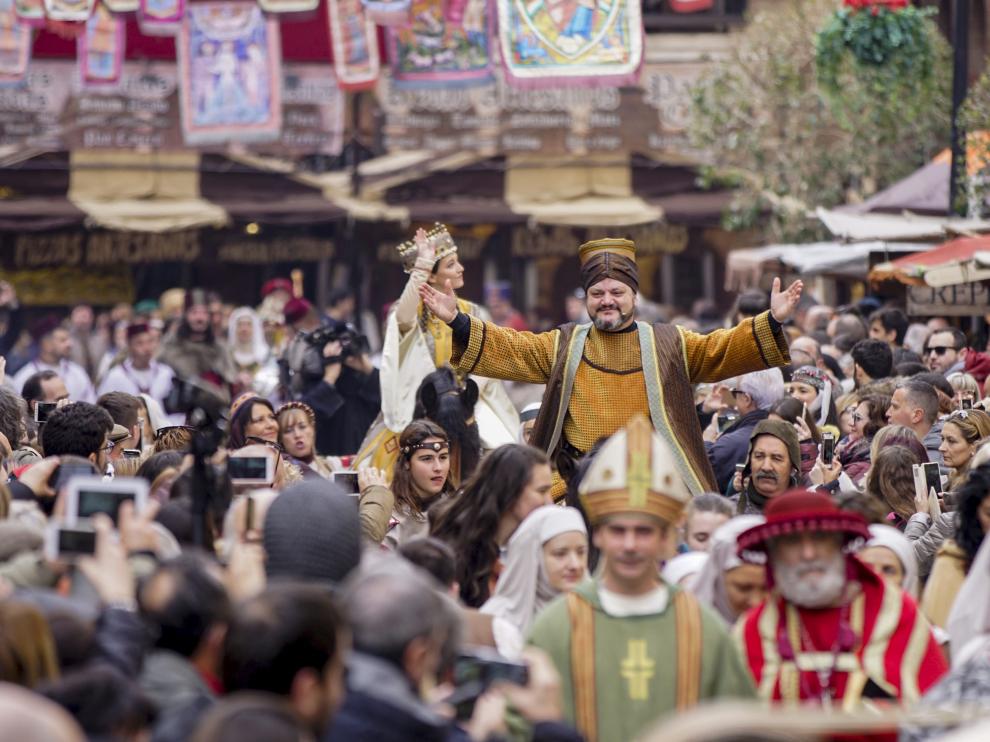 La escenificación de la boda entre Pedro de Azagra e Isabel de Segura reunió a un público muy numeroso en la plaza de la Catedral.