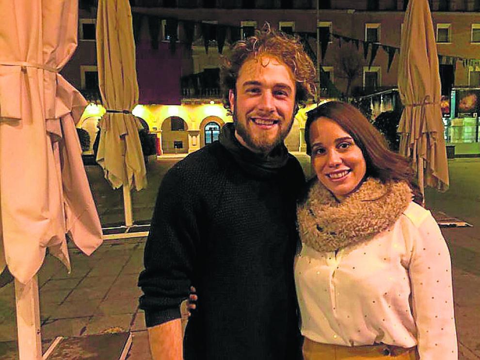 Porto y Esteban, que fueron Diego e Isabel de niños, en una de las plazas del centro de Teruel.