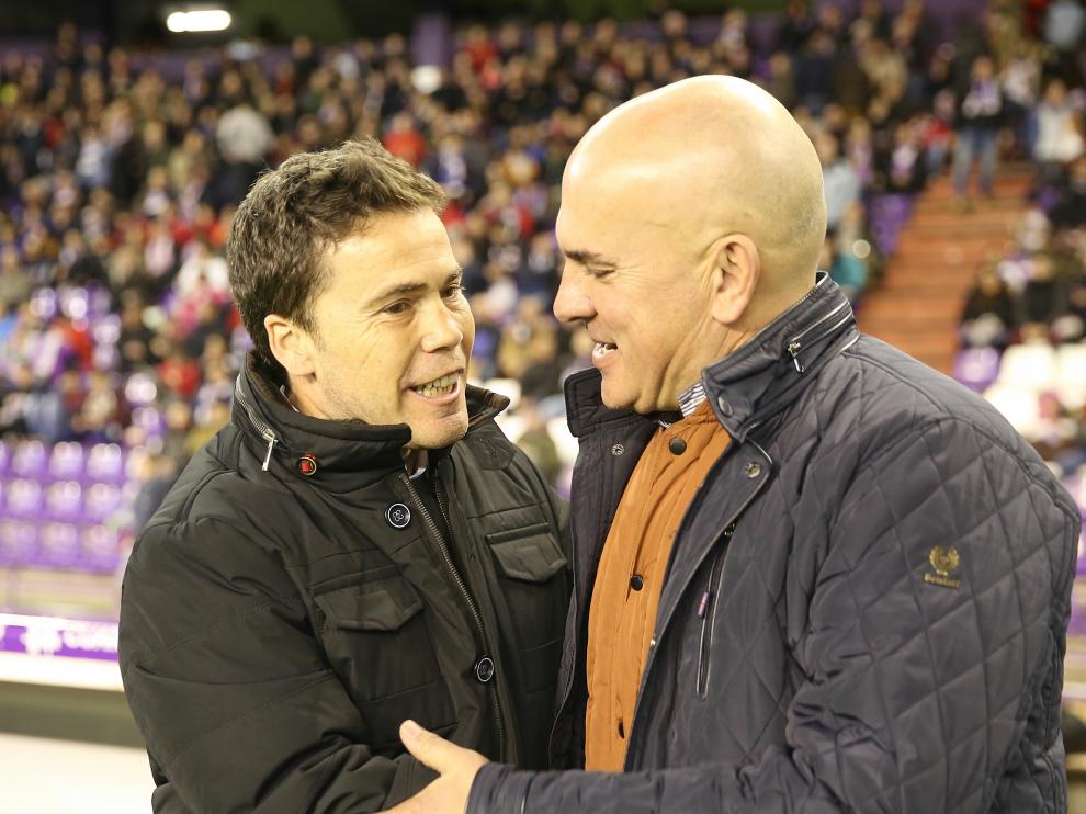 Rubi y Luis César Sampedro se abrazan antes del inicio del encuentro en el José Zorrilla.
