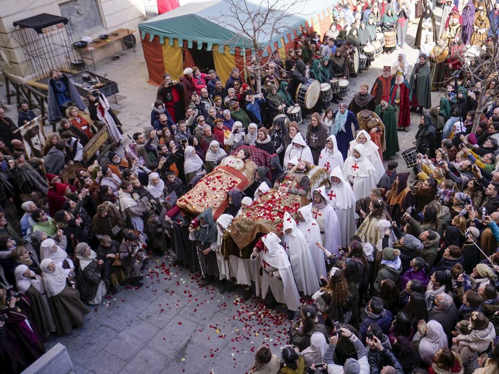 El funeral por los Amantes a su llegada a la plaza del Seminario en medio del gentío.