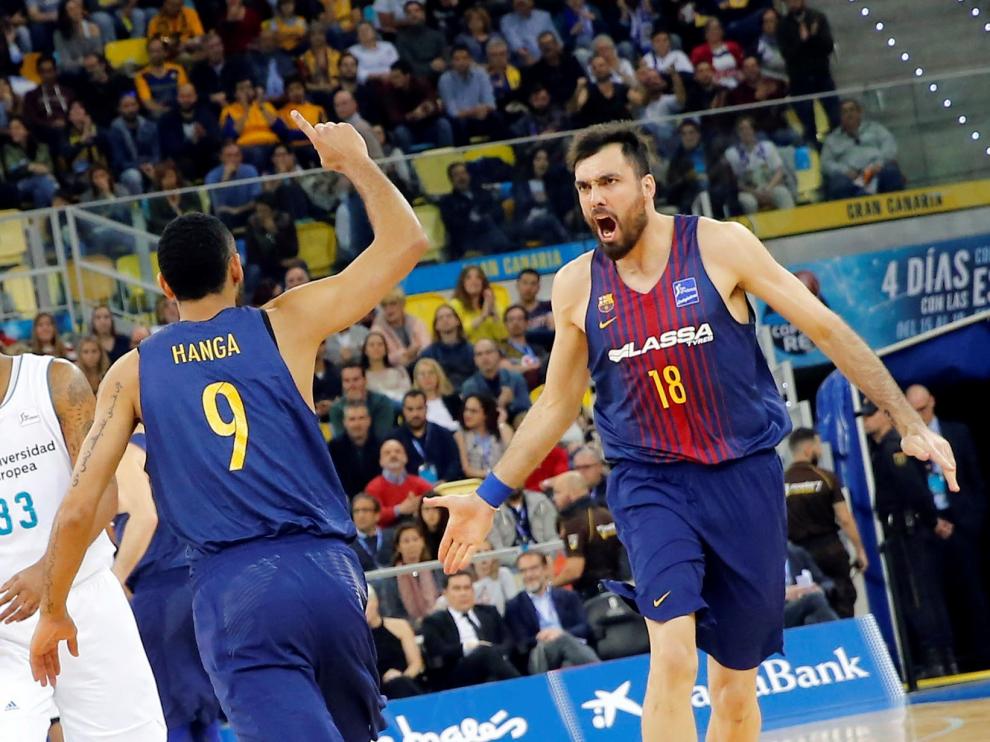 Los jugadores del Barcelona Pierre Orriola (d) y Adam Hanga (i) celebran una canasta ante el Real Madrid, durante la final de la Copa del Rey de Baloncesto que Real Madrid y FC Barcelona Lassa disputan esta tarde en el Gran Canaria Arena.