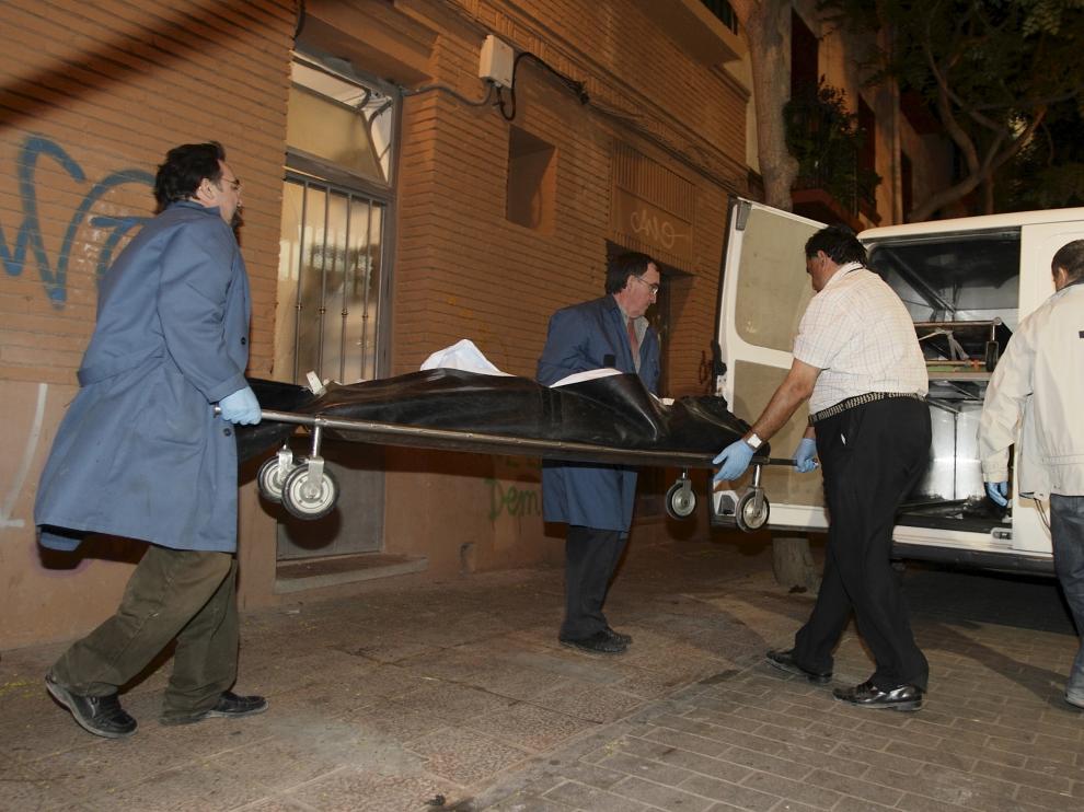 Momento en el que la Hermandad de la Sangre de Cristo sacaba el cadáver de la víctima de su domicilio, en el número 3-5 de la calle Cortesías de La Magdalena.