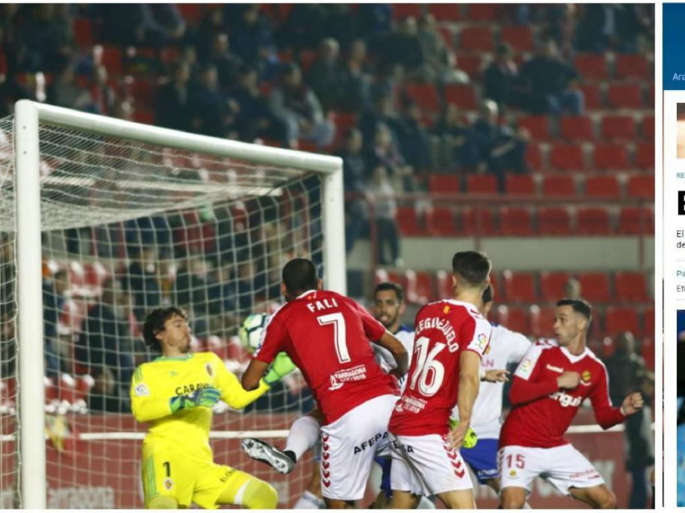 Momento en el que Cristian Álvarez detiene, a bocajarro, el cabezazo de Fali el pasado sábado en Tarragona (izda.). A la dcha., la pieza informativa del pasado 27 de enero publicada sobre el portero zaragocista en Heraldo.es.