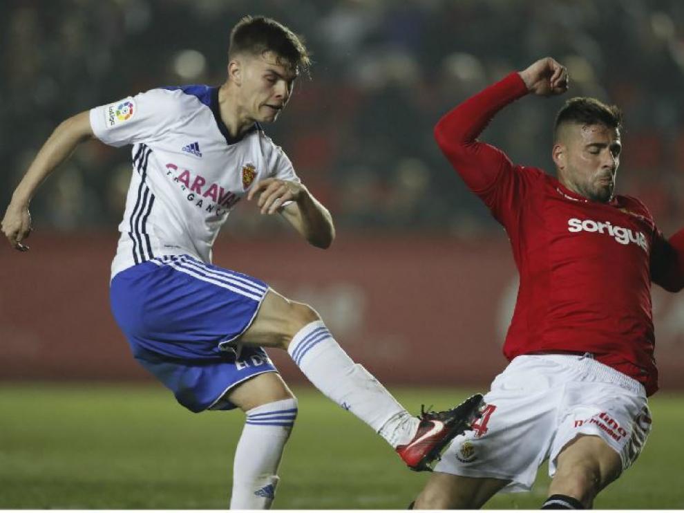 Dos momentos de Febas durante el partido del sábado en Tarragona.