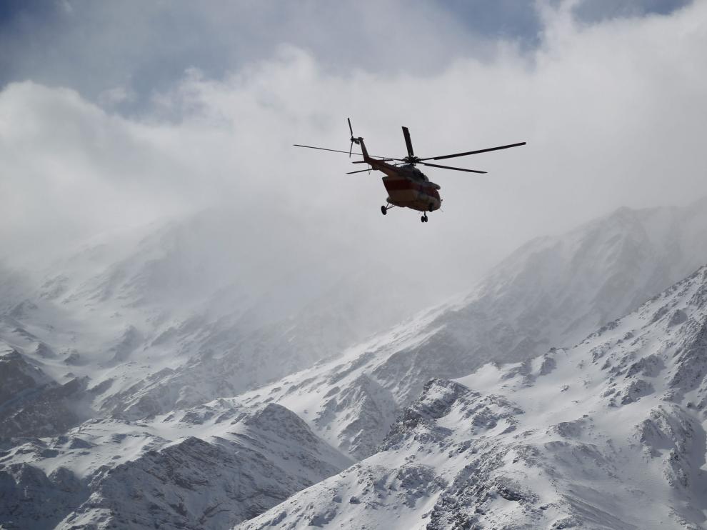 Un helicóptero sobre la zona del siniestro