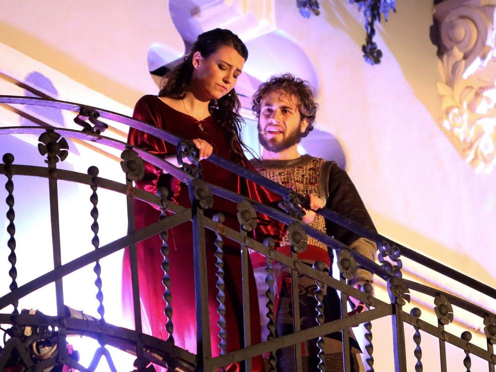 Diego junto a Isabel, en la escena del balcón.
