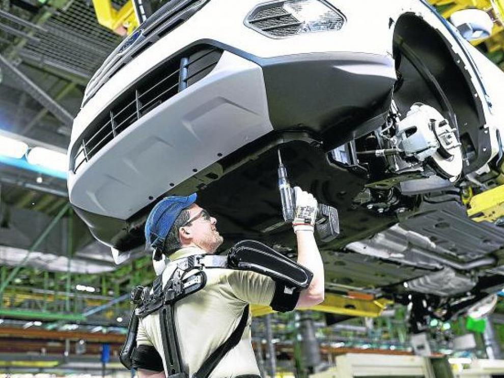 Un operario de la planta de Ford en Valencia con el nuevo exoesqueleto.