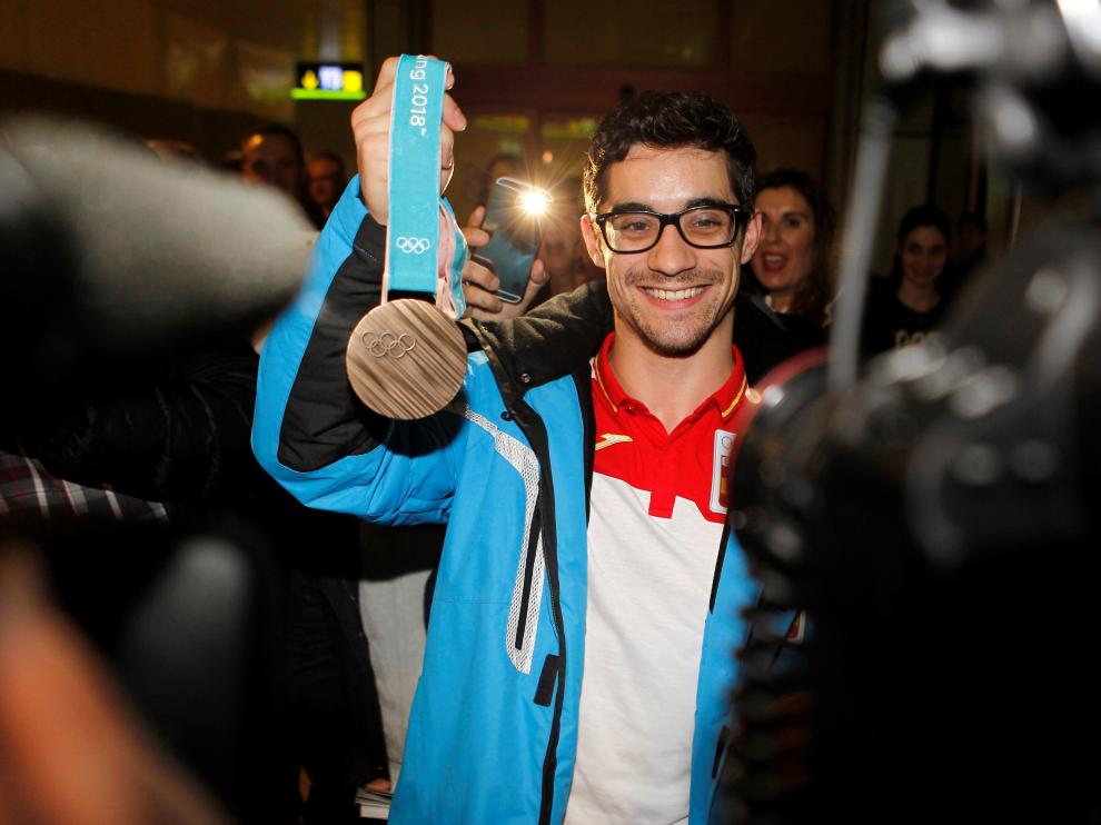Javier Fernández posa con su medalla de bronce a su llegada a Barajas.