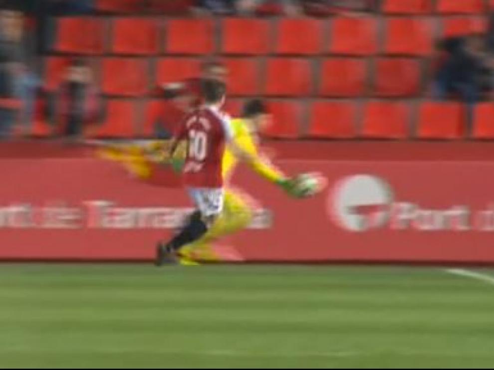 Momento en el que Cristian Álvarez golpeó el balón con la mano, metro y medio dentro del área, jugada que el linier vio fuera de la misma y señaló falta y tarjeta al portero del Real Zaragoza.