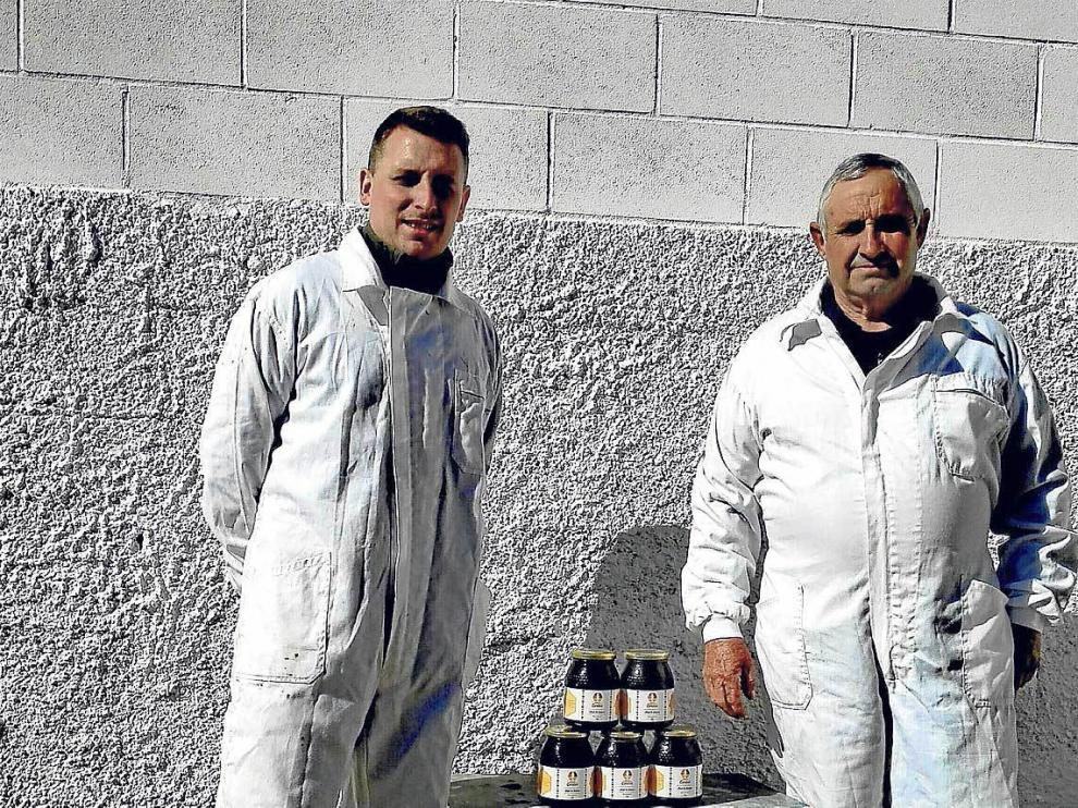 En la imagen, Roberto y su padre en el exterior de la envasadora.