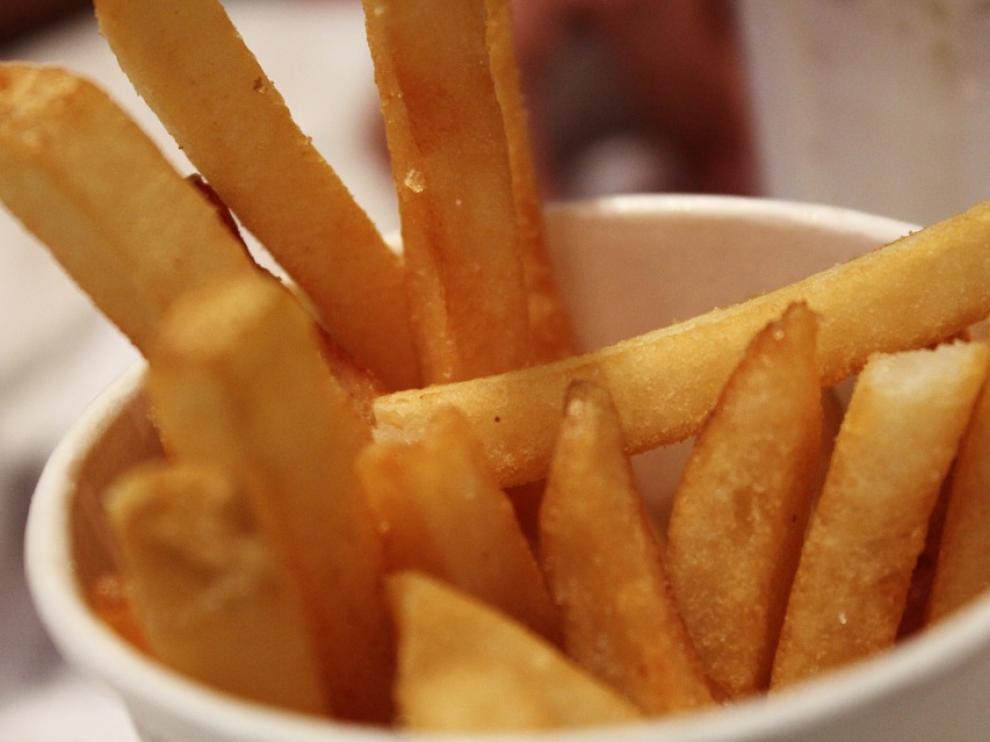 Las patatas fritas perfectas deben de ser doradas y crujientes por fuera, pero blandas por dentro.