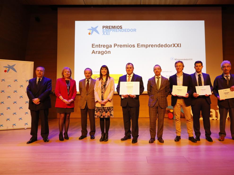 Foto de grupo de los premiados, con el ganador en el centro.
