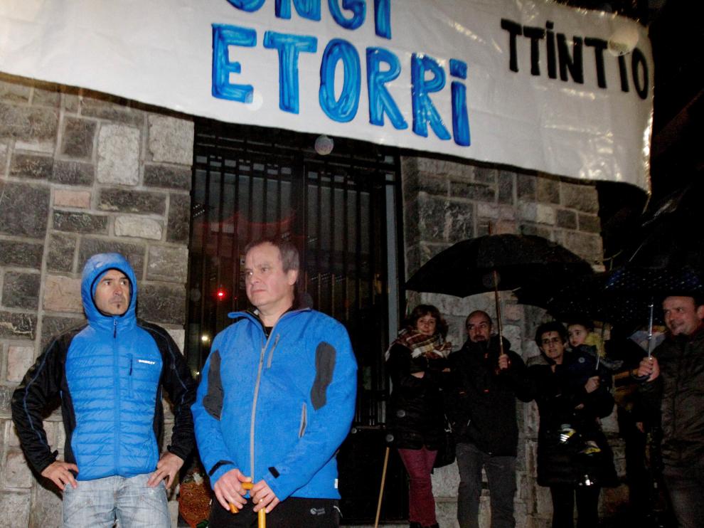 Recibimiento a los etarras Ignacio Otaño (izquierda) e Iñáki Igerategui (derecha) tras salir de la cárcel, este domingo en Andoain.