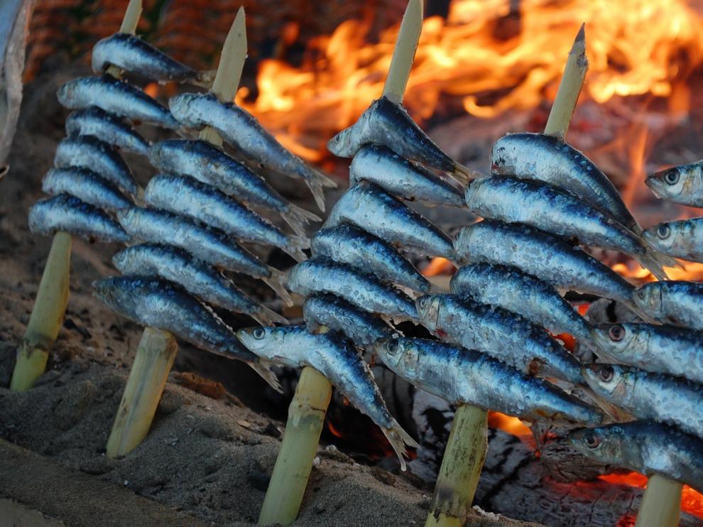 Delicioso y sencillo: el espeto de sardinas.