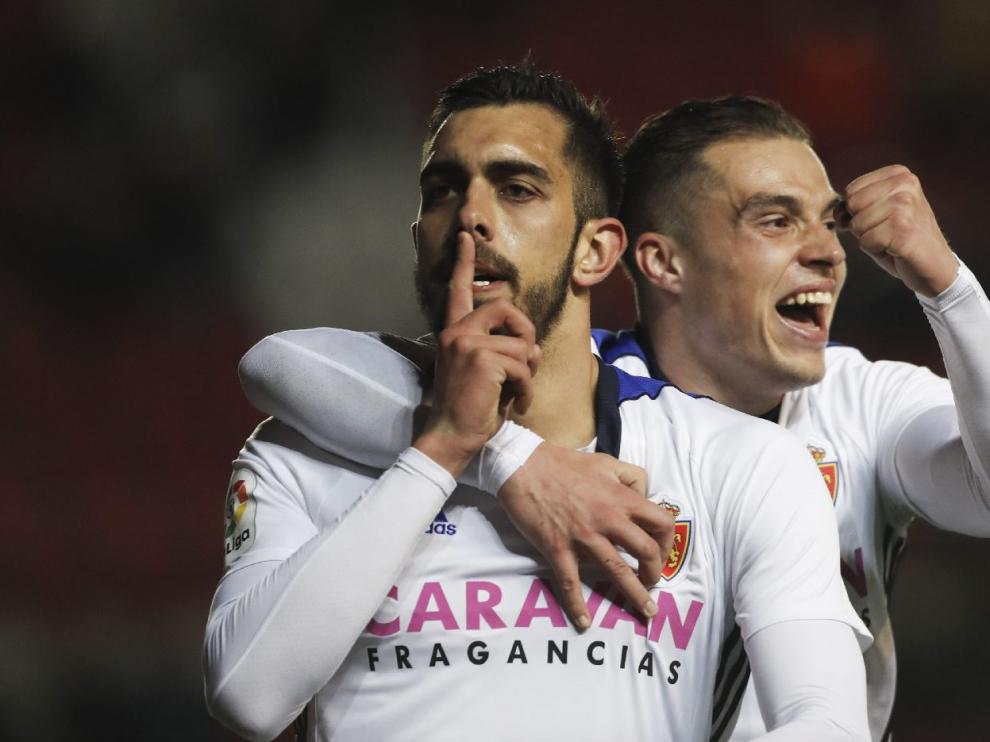Borja Iglesias, junto a Pombo, celebra el 0-2 el sábado pasado en Tarragona con el dedo índice en los labios, tras haber sido fuertemente insultado durante el partido por parte de los aficionados tarraconenses.