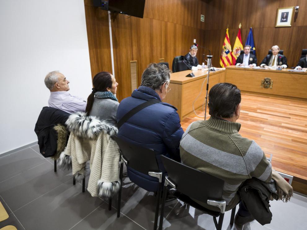 Los cuatro acusados (Federico R. P., a la izquierda) este martes en la Audiencia de Zaragoza.