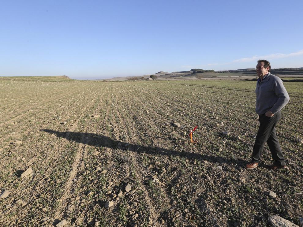 Antonio Labarta, alcalde de Almudévar, en los terrenos del embalse cuando empezaron los trabajos