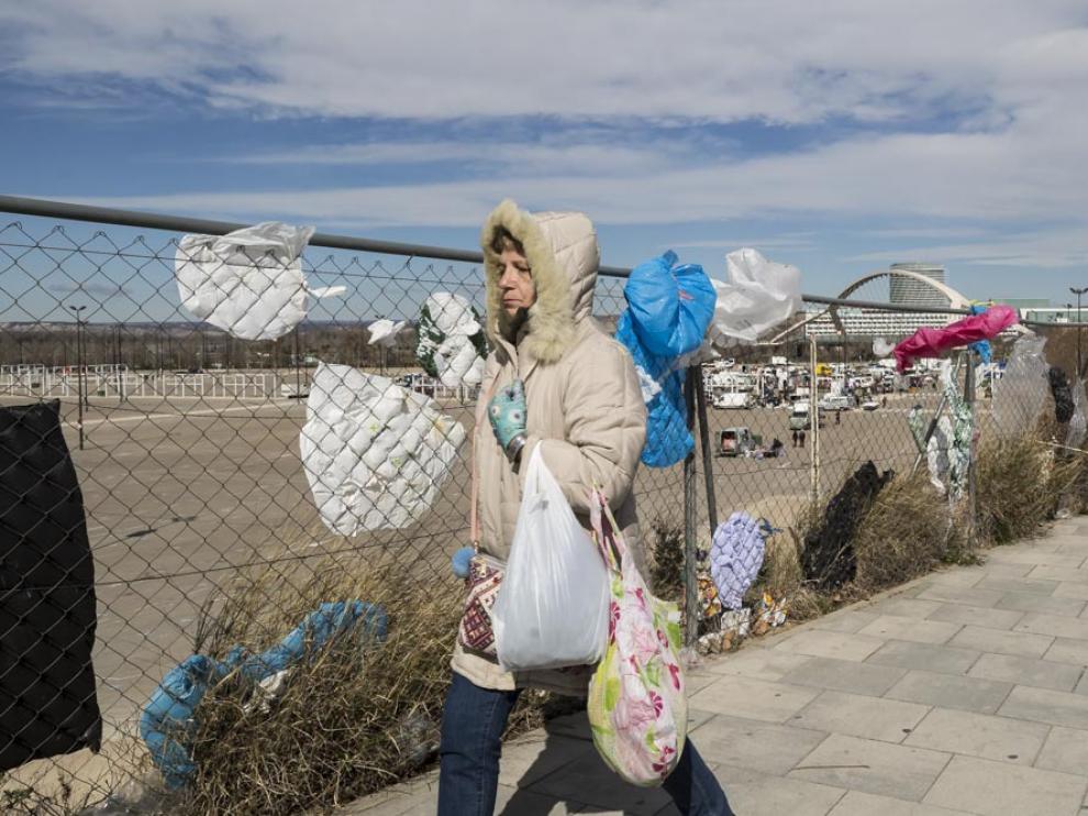 Acumulación de bolsas de plástico en las inmediaciones del rastro en su actual ubicación de La Almozara