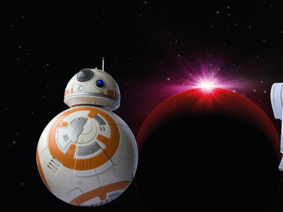 R2D2 y BB-8, dos generaciones de robots en Star Wars.