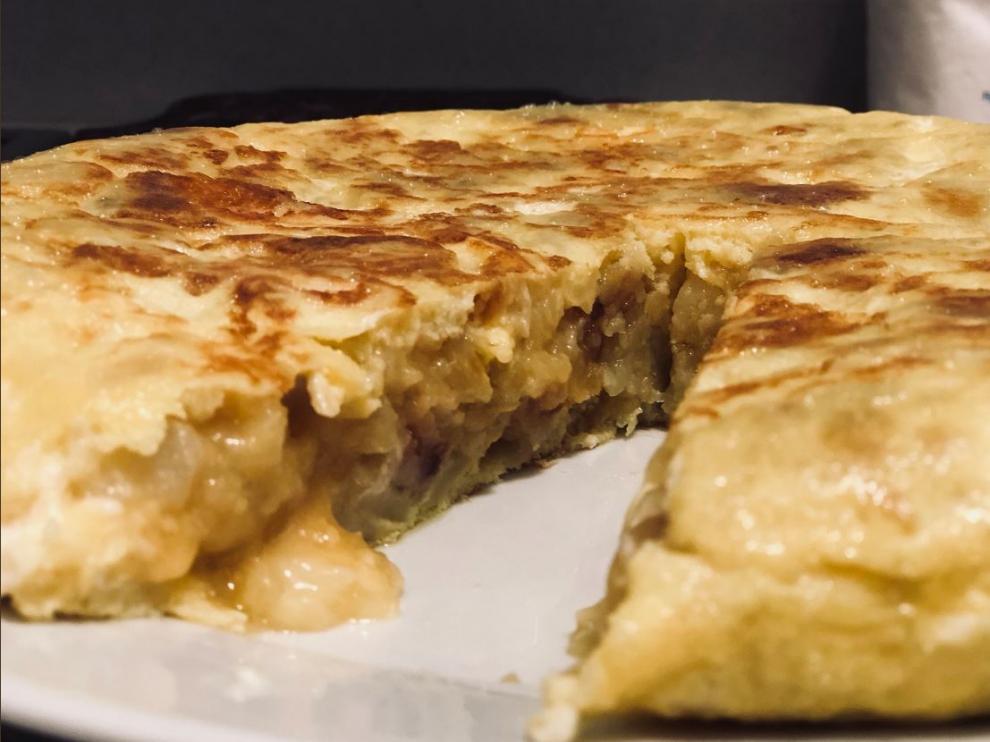 Receta de tortilla de patata con queso de cabra.