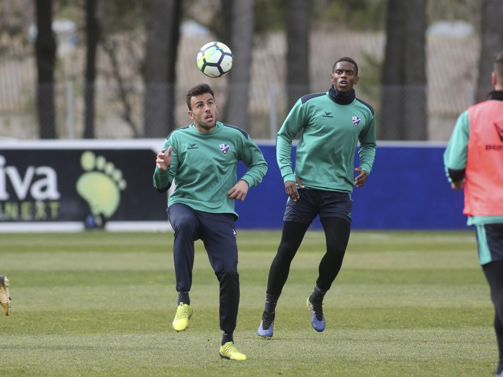 El defensa Carlos David Moreno, ayer junto a Jair en el entrenamiento celebrado en el IES Pirámide, apunta al retorno a la titularidad.