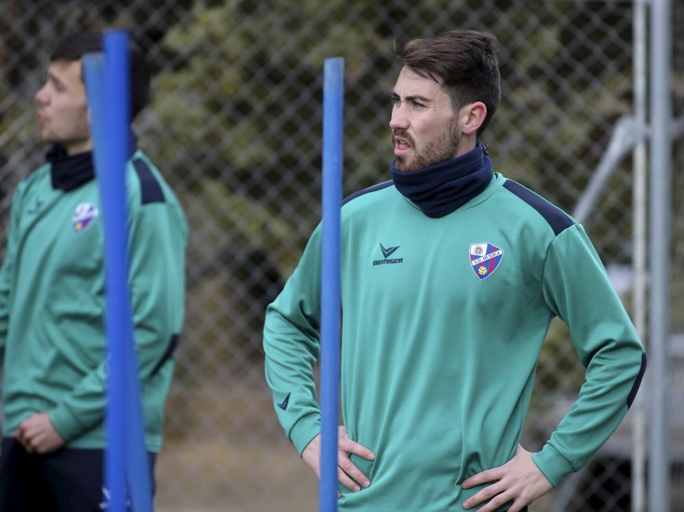 Moi Gómez, durante el entrenamiento que este martes desarrolló el Huesca en el IES Pirámide.