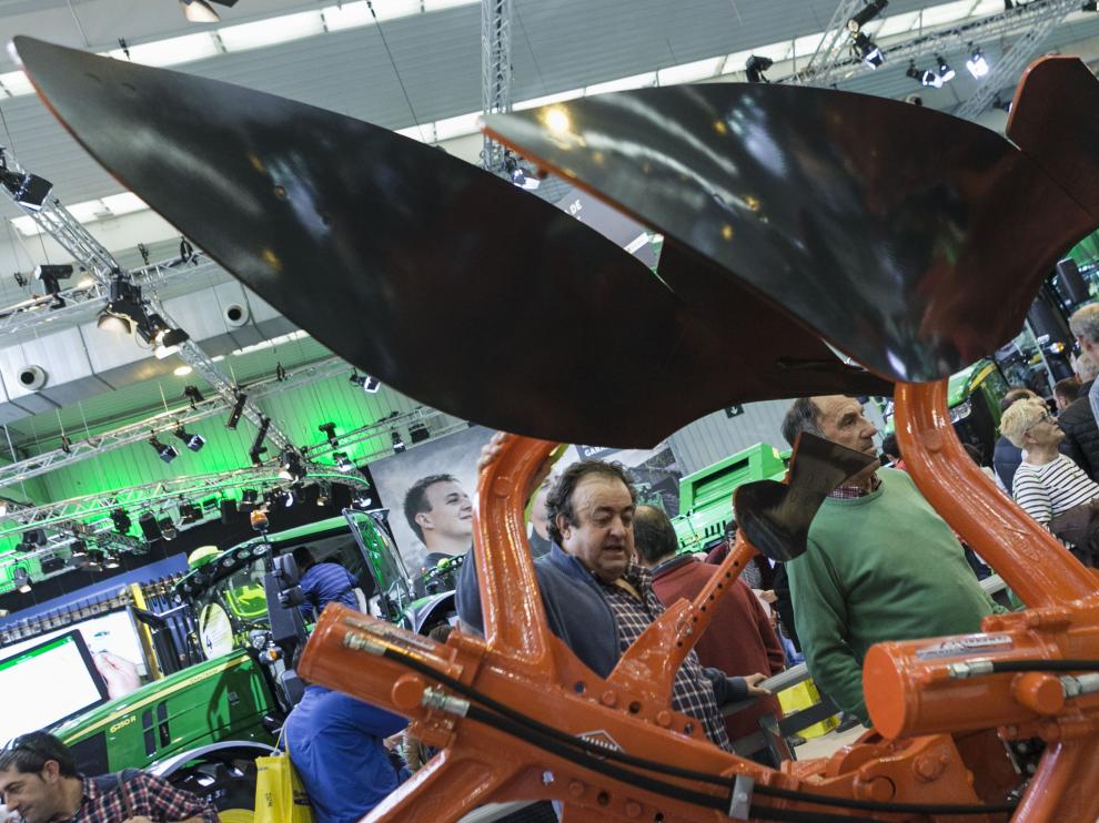 Unos visitantes observan una de las innovación premiadas en FIMA