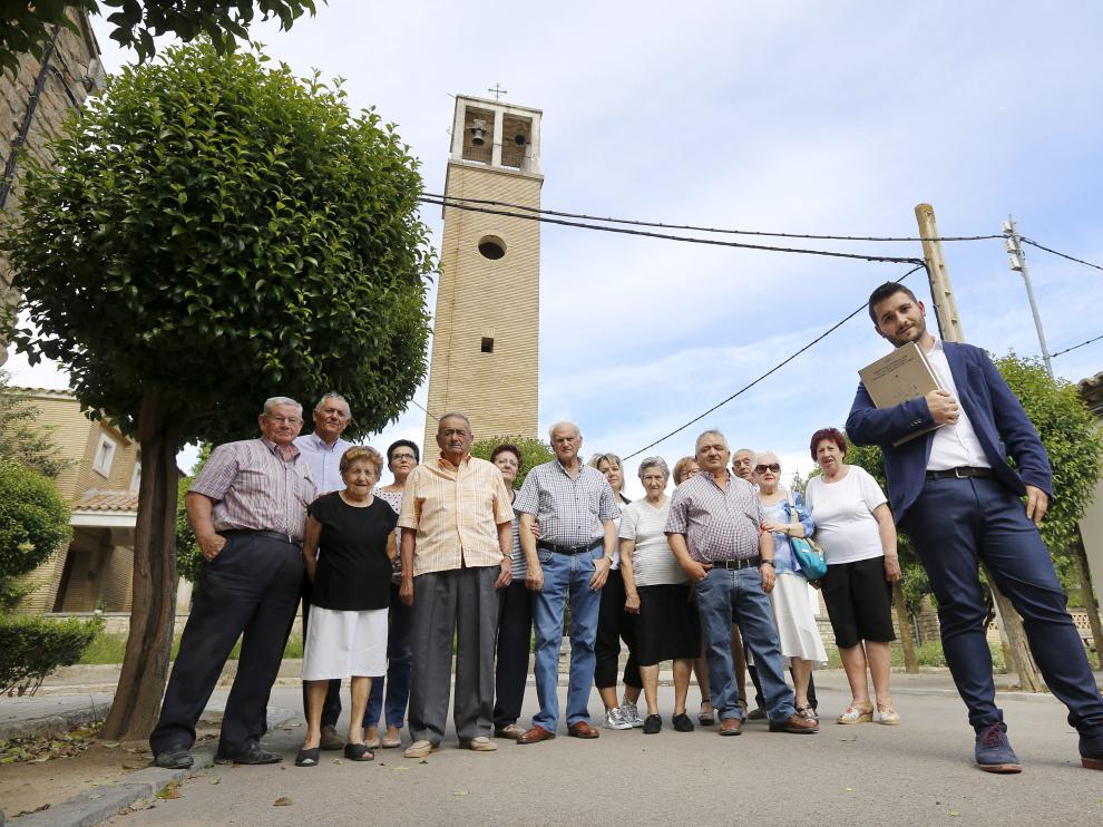 José María Alagón, autor del libro 'Pueblos de colonización en la cuenca del Ebro: urbanismo, arquitectura y arte' con algunos veicnos de San Jorge colonos de primera y segunda generación.