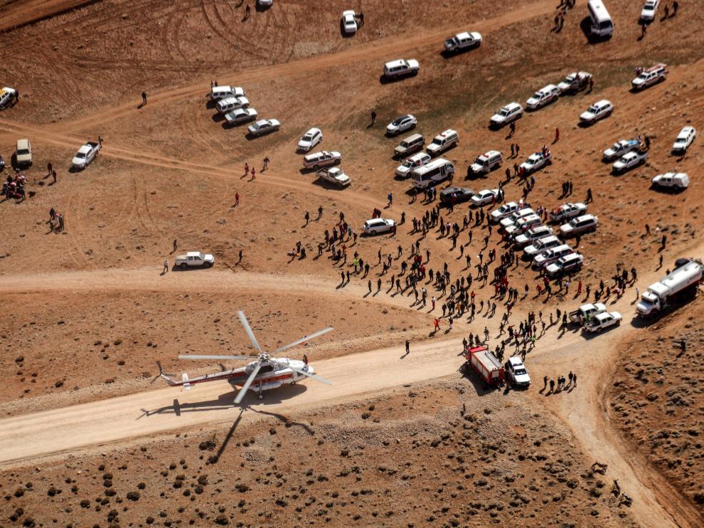Miembros de los equipos de rescate en las proximidades del lugar del siniestro