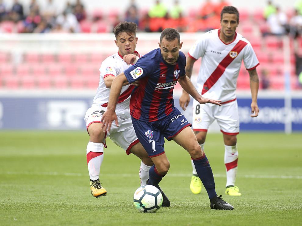 Ferreiro en el Huesca-Rayo de la ida (2-1) ante Álex Moreno y por detrás Trejo.