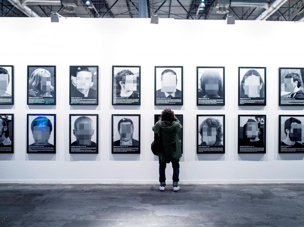 Obra de Santiago Sierra 'Presos políticos'.