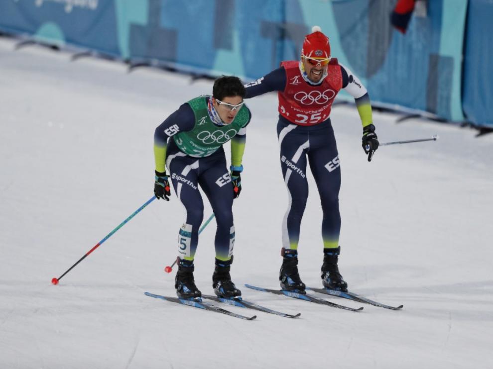 Martí Vigo, de verde, junto a Imanol Rojo después de la prueba de sprint por equipos libre de este miércoles.
