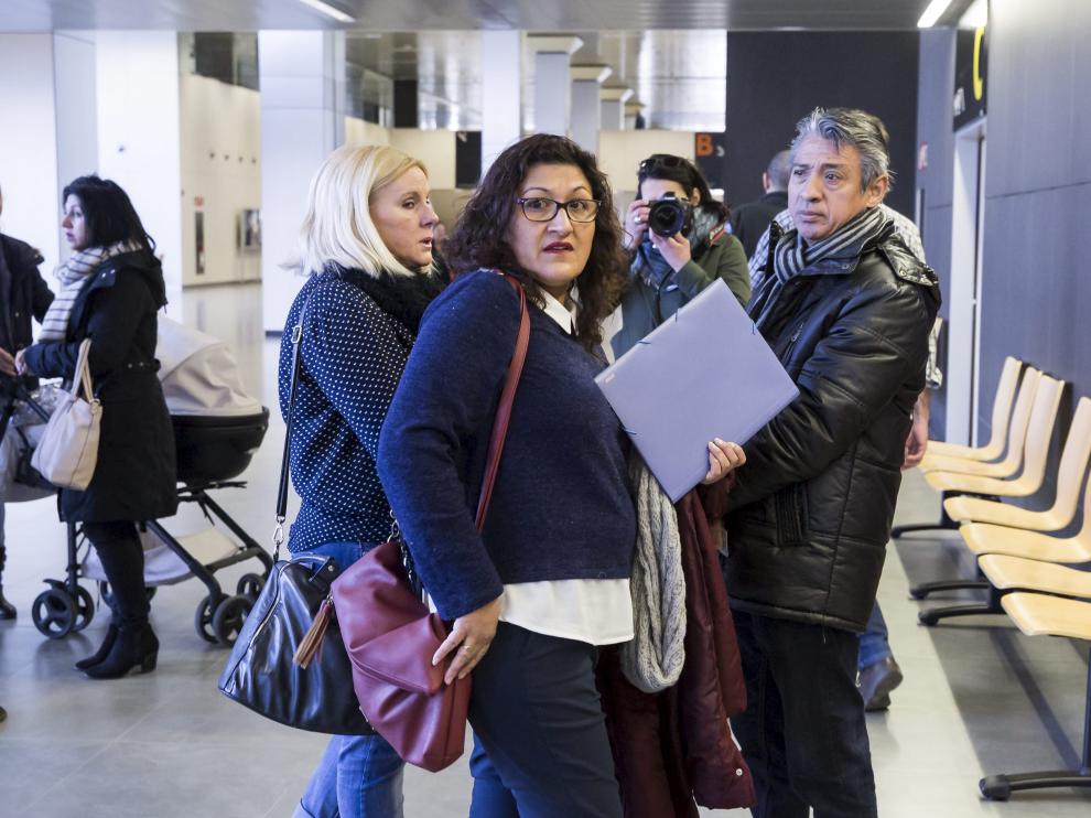 La acusada, con una carpeta en la mano, a las puertas de la sala de vistas antes de comenzar el juicio.