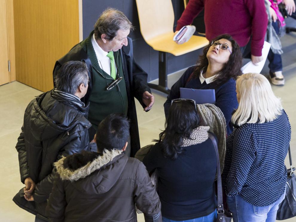 La acusada, junto a su abogado, con la vista en el cielo, poco antes de comenzar el juicio en la Ciudad de la Justicia de Zaragoza.