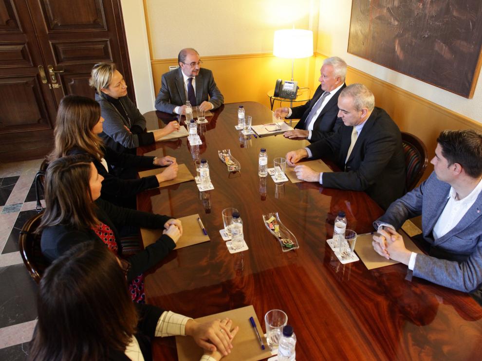 El presidente del Gobierno de Aragón y la consejera de Industria, durante su reunión con el Grupo Ferruz.