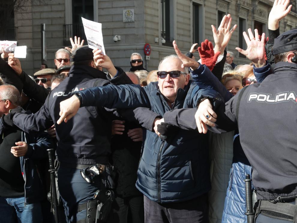 Miles de jubilados, que secundan una concentración en defensa del sistema público de pensiones, han cortado hoy la Carrera de San Jerónimo en Madrid cerrando así el acceso al Congreso de los Diputados desde la Plaza de Neptuno hasta la calle Cedaceros.