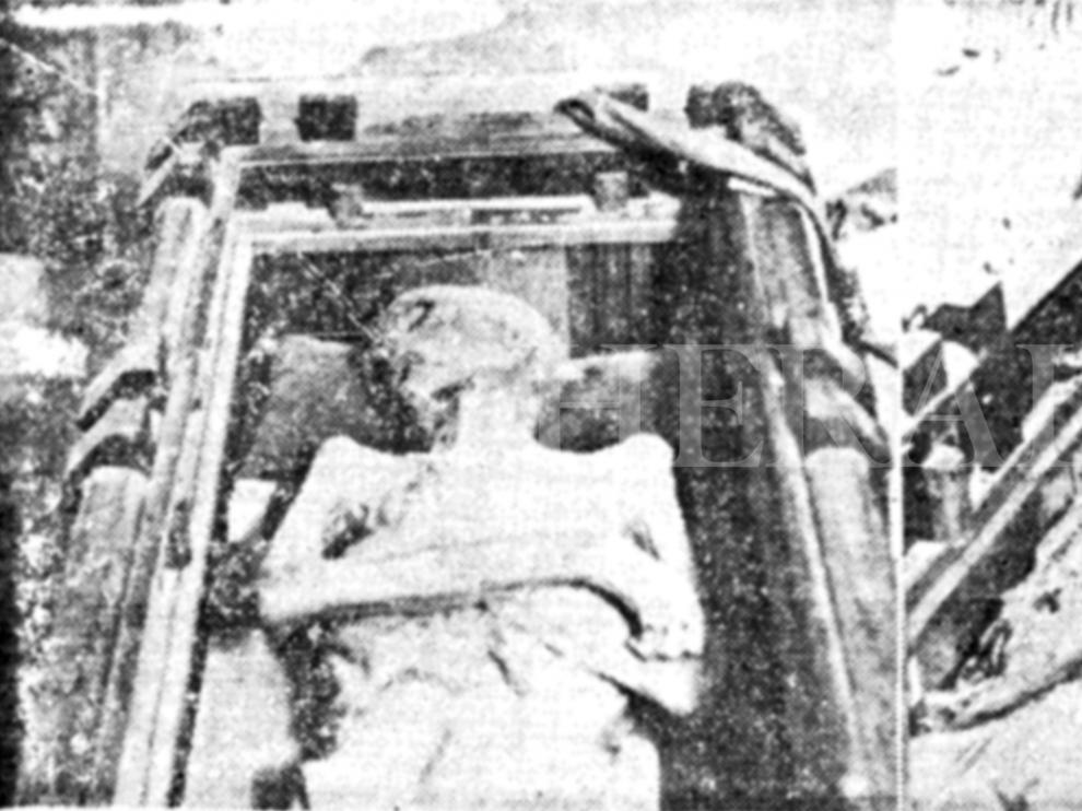 Primera fotografía obtenida de las momias de los Amantes de Teruel al ser encontradas en el cementerio de las religiosas del Convento de Santa Teresa