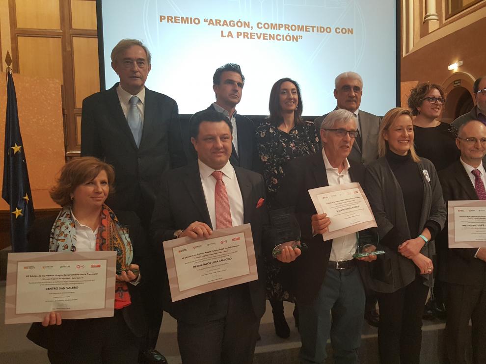 La consejera Marta Gastón junto a los galardonados en la VII edición de 'Aragón, comprometidos con la prevención'.