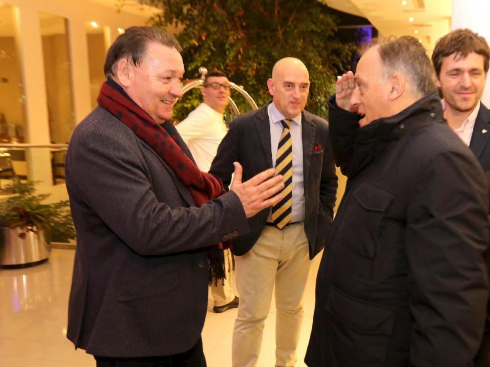Saludo marcial de Javier Tebas (LFP) a Agustín Lasaosa (SD Huesca) antes del acto celebrado en la noche del miércoles en la capital oscense.
