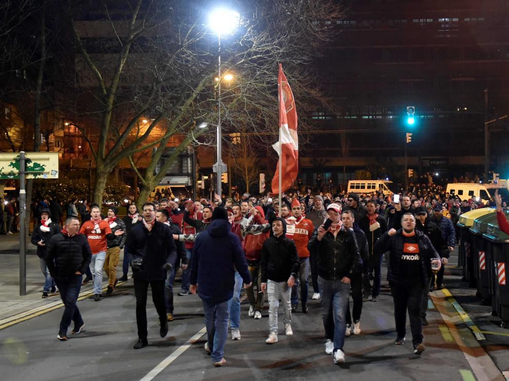 Los ultras del Spartak de Moscú, este jueves en los aledaños de San Mamés.