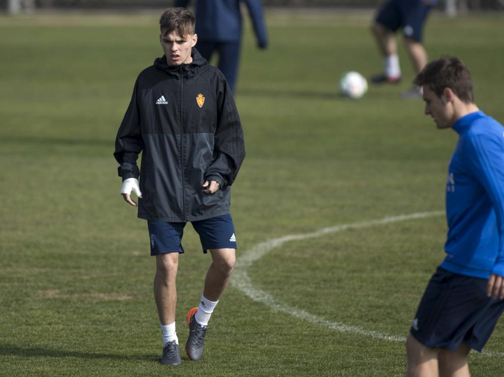 Febas entrenando con su mano derecha vendada.