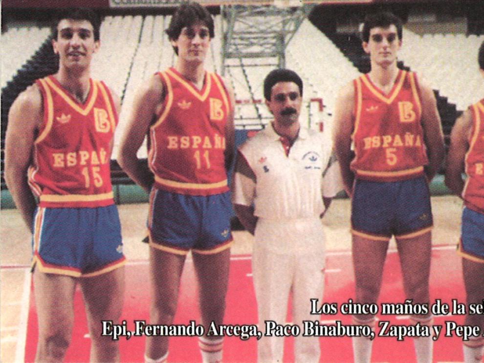 Epi, Fernando Arcega, Paco Binaburo, Zapata y Pepe Arcega. En el Europeo del 87, en Atenas, coincidieron los cuatro jugadores aragoneses y Binaburo, también zaragozano, que trabajó como fisioterapeuta.