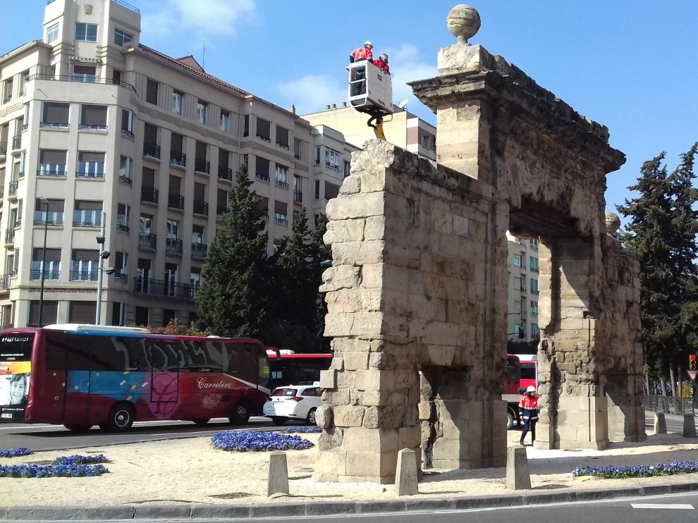 Operarios del Ayuntamiento han retirado unas hierbas que habían crecido en la Puerta del Carmen.