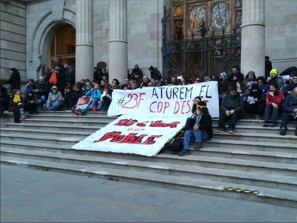 Los manifestantes bloquean la entrada del TSJC