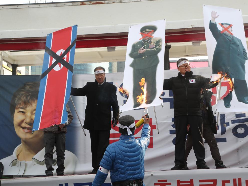 La llegada de la delegación norcoreana ha provocado protestas en Corea del Sur
