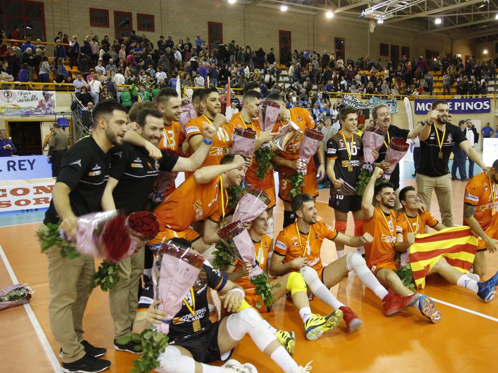 Los jugadores y el cuerpo técnico celebran el triunfo.