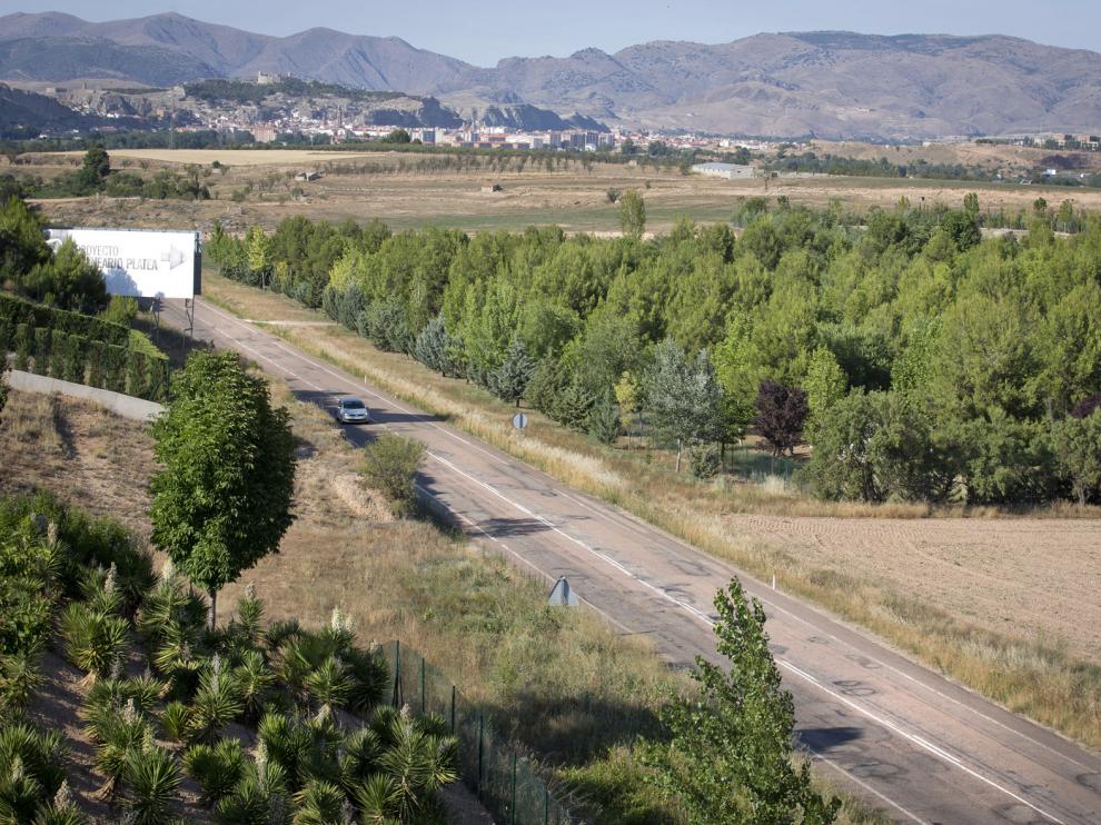 El terreno donde se construirá es la zona de arbolado que aparece en la imagen junto a la A-202.