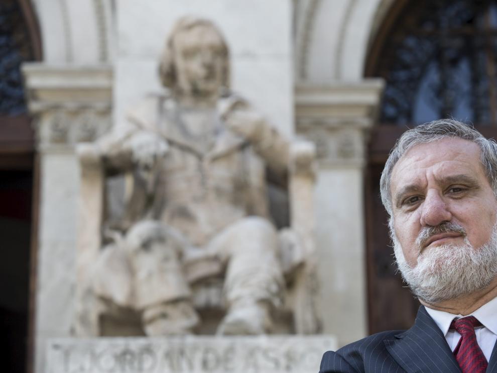El historiador zaragozano Antonio Peiró Arroyo, ante el Paraninfo.